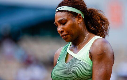 Serena Williams bất ngờ bị loại trước thềm tứ kết Roland Garros 2021