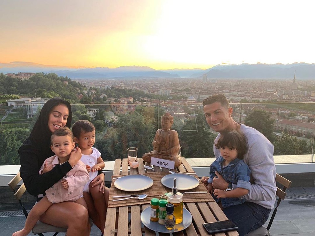 Ronaldo thư giãn cùng bạn gái và con trước khi thi đấu